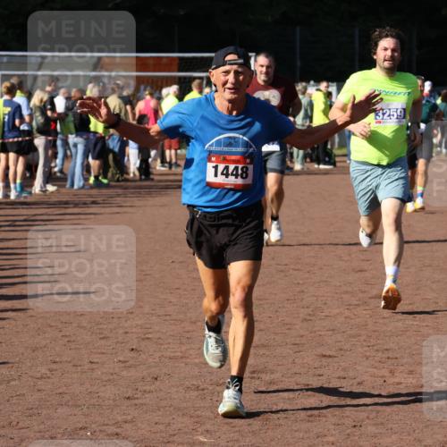 27.09.2026 - 35. Volkslauf durch das schöne Alstertal Strokosch-Dieckow http://msf.ph/oto/10584304 27.09.2026 11:36:46 Ziel 1448, 3258, 3259, 3332, 3963 meine-sportfotos.de
