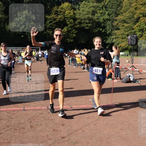 27.09.2026 - 35. Volkslauf durch das schöne Alstertal Strokosch-Dieckow http://msf.ph/oto/10584405 27.09.2026 11:36:20 Ziel 1003, 1432, 3129, 3182, 3183, 3310, 3957 meine-sportfotos.de