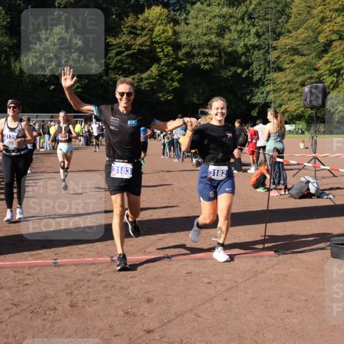 27.09.2026 - 35. Volkslauf durch das schöne Alstertal Strokosch-Dieckow http://msf.ph/oto/10584412 27.09.2026 11:36:20 Ziel 1003, 1432, 3129, 3182, 3183, 3310, 3957 meine-sportfotos.de