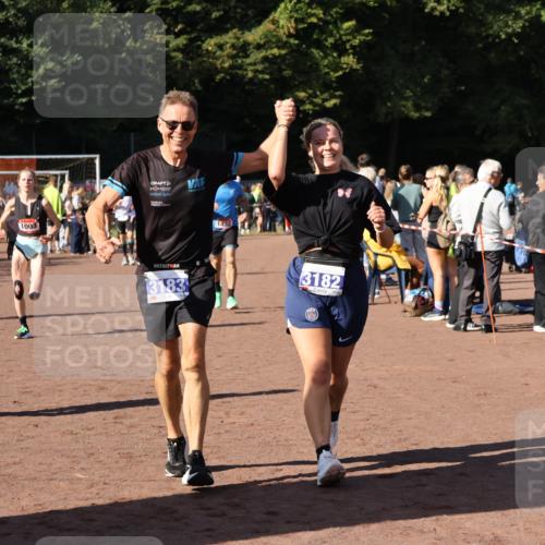 27.09.2026 - 35. Volkslauf durch das schöne Alstertal Strokosch-Dieckow http://msf.ph/oto/10584414 27.09.2026 11:36:18 Ziel 1003, 1432, 3129, 3182, 3183, 3407, 3408, 3957 meine-sportfotos.de