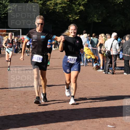 27.09.2026 - 35. Volkslauf durch das schöne Alstertal Strokosch-Dieckow http://msf.ph/oto/10584423 27.09.2026 11:36:18 Ziel 1003, 1432, 3129, 3182, 3183, 3407, 3408, 3957 meine-sportfotos.de