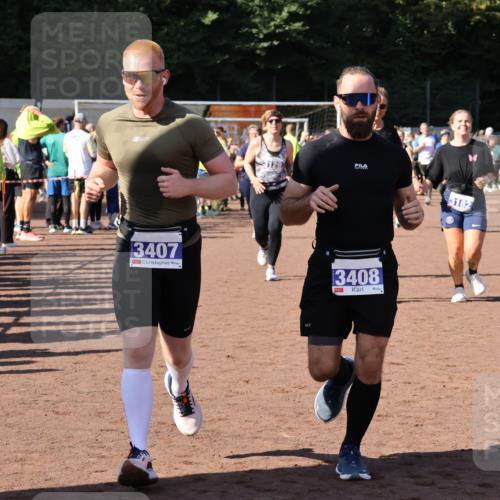 27.09.2026 - 35. Volkslauf durch das schöne Alstertal Strokosch-Dieckow http://msf.ph/oto/10584425 27.09.2026 11:36:15 Ziel 1003, 1432, 3129, 3182, 3183, 3407, 3408 meine-sportfotos.de