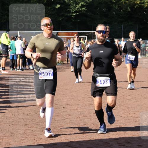 27.09.2026 - 35. Volkslauf durch das schöne Alstertal Strokosch-Dieckow http://msf.ph/oto/10584432 27.09.2026 11:36:15 Ziel 1003, 1432, 3129, 3182, 3183, 3407, 3408 meine-sportfotos.de