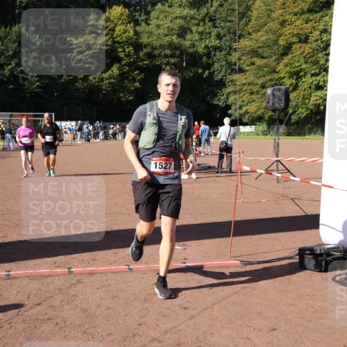 27.09.2026 - 35. Volkslauf durch das schöne Alstertal Strokosch-Dieckow http://msf.ph/oto/10584471 27.09.2026 11:51:50 Ziel 1527, 3074, 3075 meine-sportfotos.de