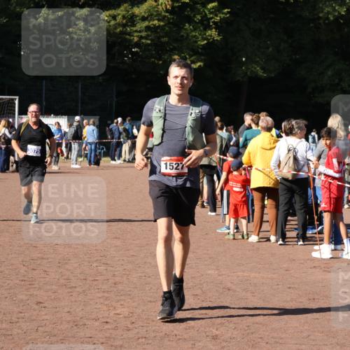 27.09.2026 - 35. Volkslauf durch das schöne Alstertal Strokosch-Dieckow http://msf.ph/oto/10584486 27.09.2026 11:51:48 Ziel 1527, 3074, 3075 meine-sportfotos.de