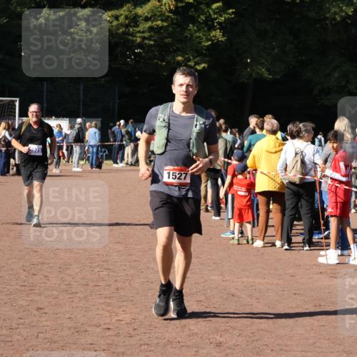 27.09.2026 - 35. Volkslauf durch das schöne Alstertal Strokosch-Dieckow http://msf.ph/oto/10584488 27.09.2026 11:51:48 Ziel 1527, 3074, 3075 meine-sportfotos.de
