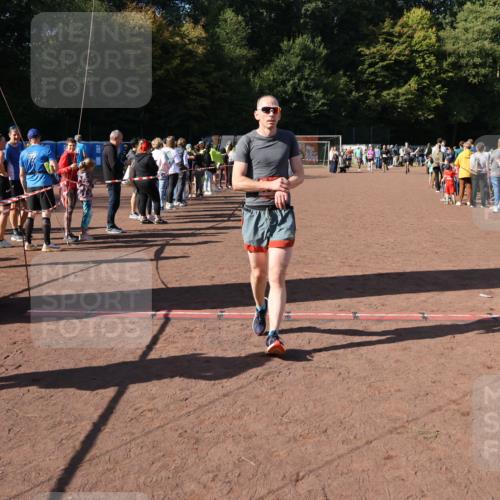 27.09.2026 - 35. Volkslauf durch das schöne Alstertal Strokosch-Dieckow http://msf.ph/oto/10584495 27.09.2026 11:51:37 Ziel 1499, 1500, 1507 meine-sportfotos.de
