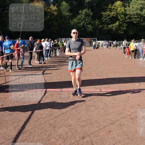 27.09.2026 - 35. Volkslauf durch das schöne Alstertal Strokosch-Dieckow http://msf.ph/oto/10584500 27.09.2026 11:51:37 Ziel 1499, 1500, 1507 meine-sportfotos.de
