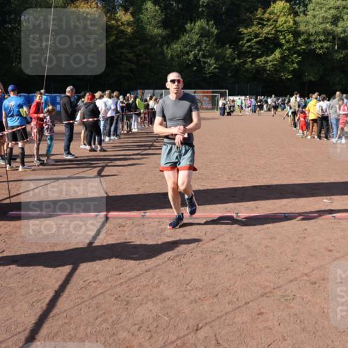 27.09.2026 - 35. Volkslauf durch das schöne Alstertal Strokosch-Dieckow http://msf.ph/oto/10584502 27.09.2026 11:51:37 Ziel 1499, 1500, 1507 meine-sportfotos.de