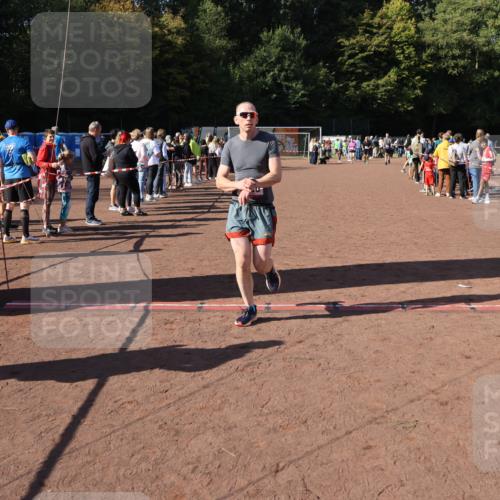 27.09.2026 - 35. Volkslauf durch das schöne Alstertal Strokosch-Dieckow http://msf.ph/oto/10584504 27.09.2026 11:51:37 Ziel 1499, 1500, 1507 meine-sportfotos.de