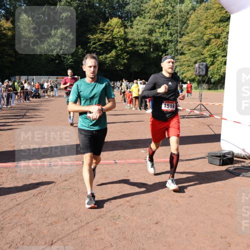 27.09.2026 - 35. Volkslauf durch das schöne Alstertal Strokosch-Dieckow http://msf.ph/oto/10584535 27.09.2026 11:51:33 Ziel 1486, 1499, 1500, 1507, 1519 meine-sportfotos.de