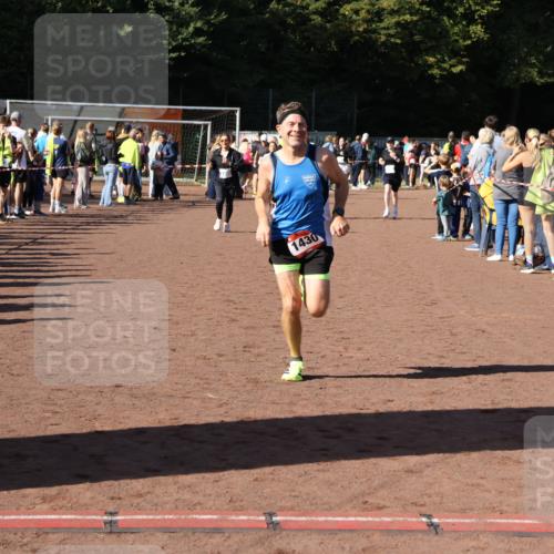 27.09.2026 - 35. Volkslauf durch das schöne Alstertal Strokosch-Dieckow http://msf.ph/oto/10584553 27.09.2026 11:35:48 Ziel 1430, 2045, 3101, 3228, 3300 meine-sportfotos.de