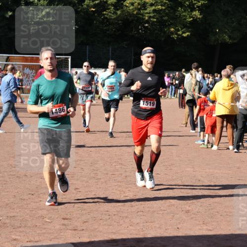 27.09.2026 - 35. Volkslauf durch das schöne Alstertal Strokosch-Dieckow http://msf.ph/oto/10584554 27.09.2026 11:51:31 Ziel 1486, 1499, 1500, 1507, 1519 meine-sportfotos.de