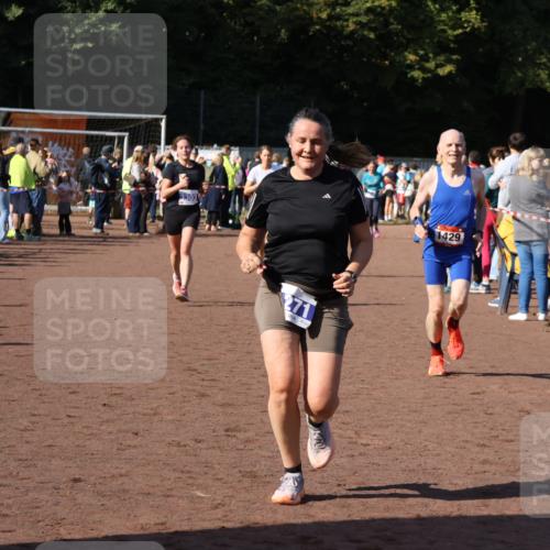 27.09.2026 - 35. Volkslauf durch das schöne Alstertal Strokosch-Dieckow http://msf.ph/oto/10584623 27.09.2026 11:35:25 Ziel 1429, 3131, 3271, 3303, 3349 meine-sportfotos.de