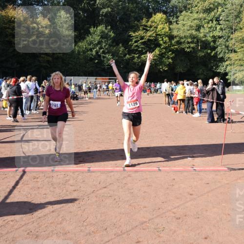 27.09.2026 - 35. Volkslauf durch das schöne Alstertal Strokosch-Dieckow http://msf.ph/oto/10584648 27.09.2026 11:51:20 Ziel 1129, 1492, 1496, 3023, 3218 meine-sportfotos.de