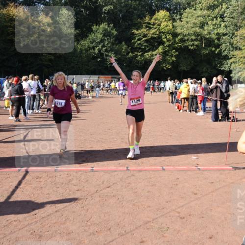 27.09.2026 - 35. Volkslauf durch das schöne Alstertal Strokosch-Dieckow http://msf.ph/oto/10584652 27.09.2026 11:51:20 Ziel 1129, 1492, 1496, 3023, 3218 meine-sportfotos.de