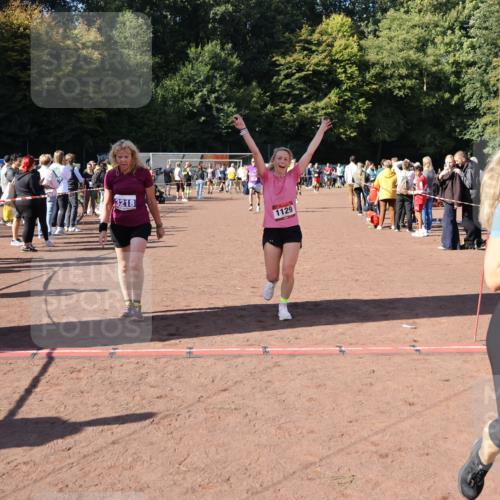 27.09.2026 - 35. Volkslauf durch das schöne Alstertal Strokosch-Dieckow http://msf.ph/oto/10584656 27.09.2026 11:51:19 Ziel 1129, 1492, 1496, 3023, 3218 meine-sportfotos.de