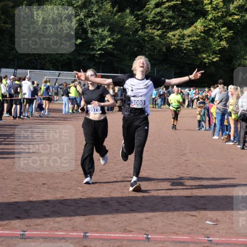 27.09.2026 - 35. Volkslauf durch das schöne Alstertal Strokosch-Dieckow http://msf.ph/oto/10584657 27.09.2026 11:35:13 Ziel 3079, 3080 meine-sportfotos.de
