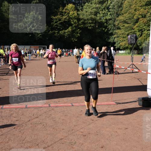 27.09.2026 - 35. Volkslauf durch das schöne Alstertal Strokosch-Dieckow http://msf.ph/oto/10584661 27.09.2026 11:51:19 Ziel 1129, 1492, 1496, 3023, 3218 meine-sportfotos.de