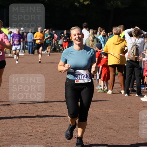 27.09.2026 - 35. Volkslauf durch das schöne Alstertal Strokosch-Dieckow http://msf.ph/oto/10584671 27.09.2026 11:51:17 Ziel 1129, 1492, 1496, 3023, 3218 meine-sportfotos.de