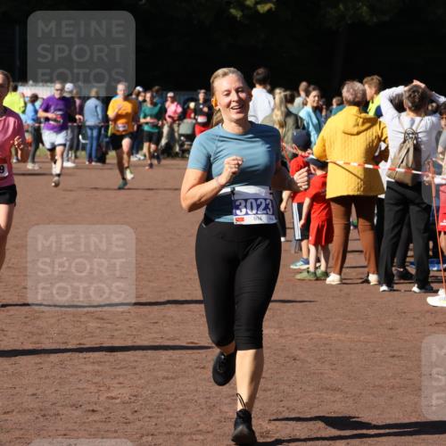 27.09.2026 - 35. Volkslauf durch das schöne Alstertal Strokosch-Dieckow http://msf.ph/oto/10584675 27.09.2026 11:51:17 Ziel 1129, 1492, 1496, 3023, 3218 meine-sportfotos.de