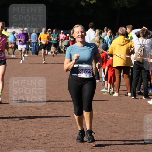 27.09.2026 - 35. Volkslauf durch das schöne Alstertal Strokosch-Dieckow http://msf.ph/oto/10584678 27.09.2026 11:51:17 Ziel 1129, 1492, 1496, 3023, 3218 meine-sportfotos.de