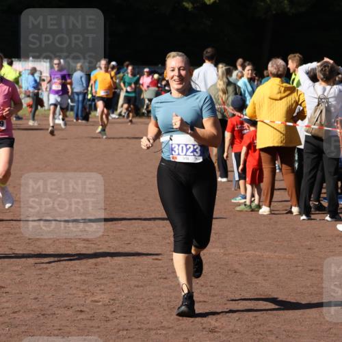 27.09.2026 - 35. Volkslauf durch das schöne Alstertal Strokosch-Dieckow http://msf.ph/oto/10584683 27.09.2026 11:51:16 Ziel 1129, 1492, 3023, 3218 meine-sportfotos.de