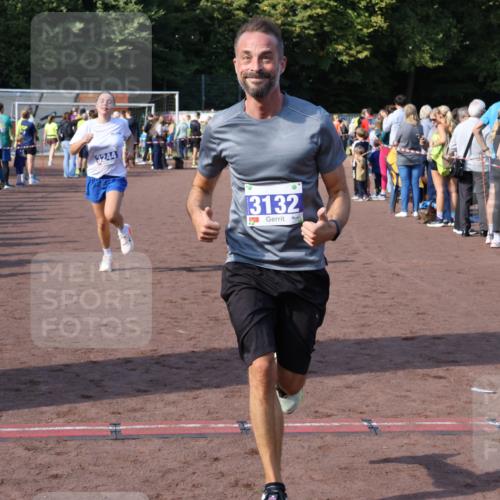 27.09.2026 - 35. Volkslauf durch das schöne Alstertal Strokosch-Dieckow http://msf.ph/oto/10584685 27.09.2026 11:35:05 Ziel 3132, 3244, 3999 meine-sportfotos.de
