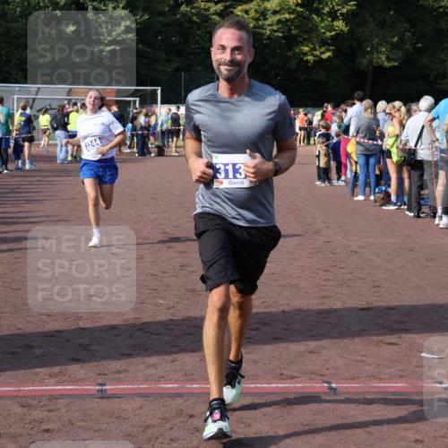27.09.2026 - 35. Volkslauf durch das schöne Alstertal Strokosch-Dieckow http://msf.ph/oto/10584690 27.09.2026 11:35:05 Ziel 3132, 3244, 3999 meine-sportfotos.de
