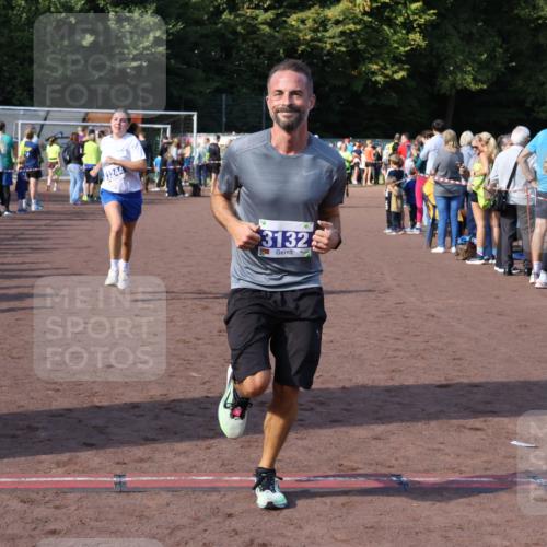 27.09.2026 - 35. Volkslauf durch das schöne Alstertal Strokosch-Dieckow http://msf.ph/oto/10584694 27.09.2026 11:35:04 Ziel 3132, 3244, 3999 meine-sportfotos.de