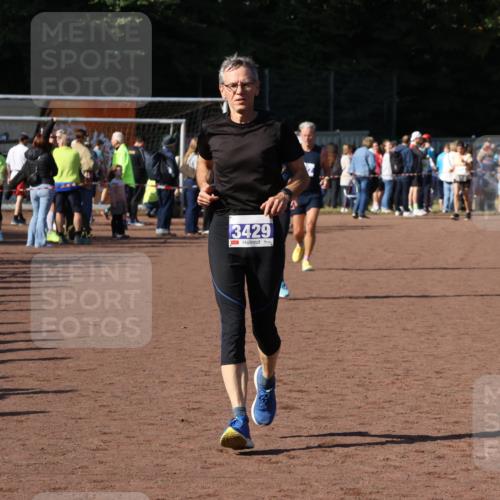 27.09.2026 - 35. Volkslauf durch das schöne Alstertal Strokosch-Dieckow http://msf.ph/oto/10584770 27.09.2026 11:34:33 Ziel 3127, 3359, 3429 meine-sportfotos.de