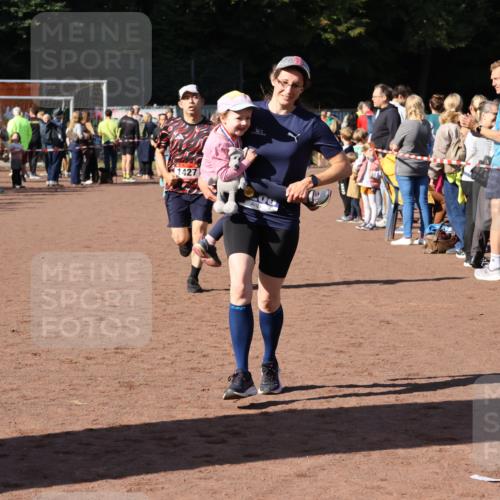 27.09.2026 - 35. Volkslauf durch das schöne Alstertal Strokosch-Dieckow http://msf.ph/oto/10584813 27.09.2026 11:34:17 Ziel 1427, 3085, 3086 meine-sportfotos.de