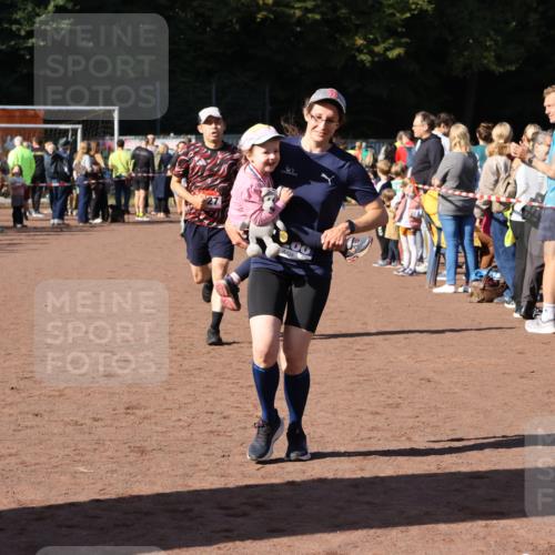 27.09.2026 - 35. Volkslauf durch das schöne Alstertal Strokosch-Dieckow http://msf.ph/oto/10584815 27.09.2026 11:34:17 Ziel 1427, 3085, 3086 meine-sportfotos.de