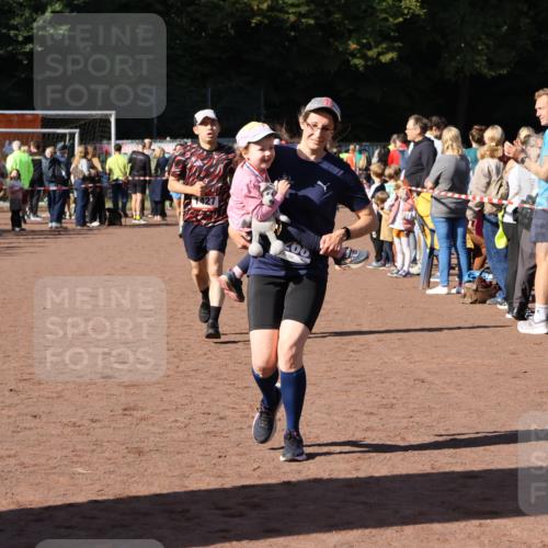 27.09.2026 - 35. Volkslauf durch das schöne Alstertal Strokosch-Dieckow http://msf.ph/oto/10584816 27.09.2026 11:34:17 Ziel 1427, 3085, 3086 meine-sportfotos.de