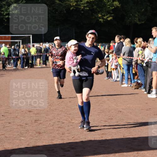 27.09.2026 - 35. Volkslauf durch das schöne Alstertal Strokosch-Dieckow http://msf.ph/oto/10584821 27.09.2026 11:34:16 Ziel 1427, 3085, 3086, 3953 meine-sportfotos.de