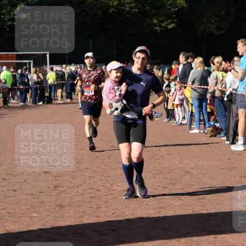 27.09.2026 - 35. Volkslauf durch das schöne Alstertal Strokosch-Dieckow http://msf.ph/oto/10584822 27.09.2026 11:34:16 Ziel 1427, 3085, 3086, 3953 meine-sportfotos.de