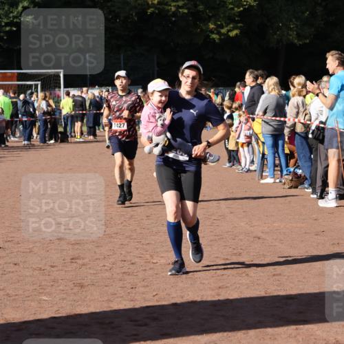 27.09.2026 - 35. Volkslauf durch das schöne Alstertal Strokosch-Dieckow http://msf.ph/oto/10584824 27.09.2026 11:34:16 Ziel 1427, 3085, 3086, 3953 meine-sportfotos.de
