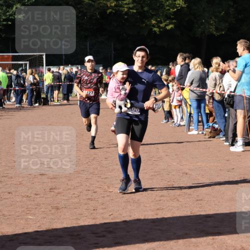 27.09.2026 - 35. Volkslauf durch das schöne Alstertal Strokosch-Dieckow http://msf.ph/oto/10584829 27.09.2026 11:34:16 Ziel 1427, 3085, 3086, 3953 meine-sportfotos.de