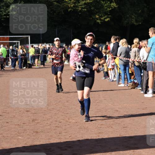 27.09.2026 - 35. Volkslauf durch das schöne Alstertal Strokosch-Dieckow http://msf.ph/oto/10584832 27.09.2026 11:34:16 Ziel 1427, 3085, 3086, 3953 meine-sportfotos.de