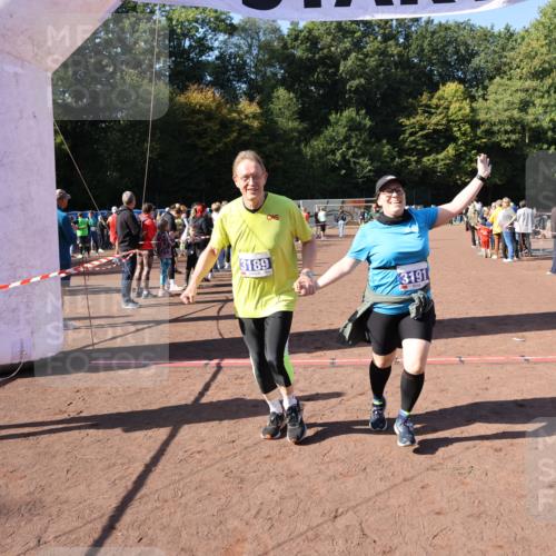 27.09.2026 - 35. Volkslauf durch das schöne Alstertal Strokosch-Dieckow http://msf.ph/oto/10584869 27.09.2026 11:50:24 Ziel 1468, 1726, 3189, 3191 meine-sportfotos.de