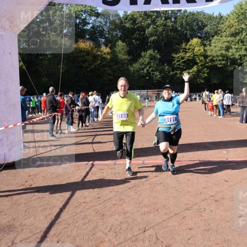 27.09.2026 - 35. Volkslauf durch das schöne Alstertal Strokosch-Dieckow http://msf.ph/oto/10584883 27.09.2026 11:50:24 Ziel 1468, 1726, 3189, 3191 meine-sportfotos.de