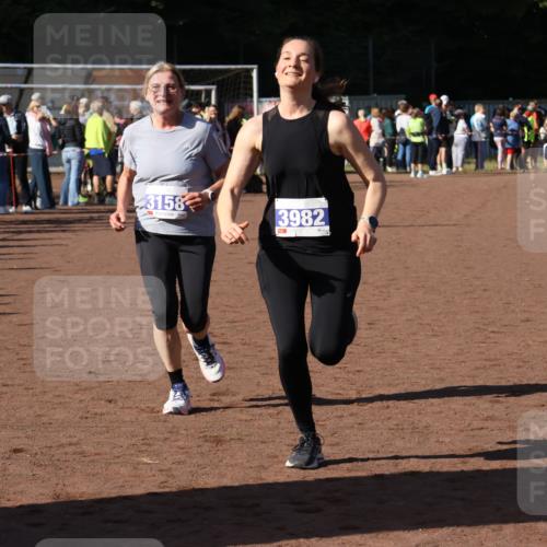 27.09.2026 - 35. Volkslauf durch das schöne Alstertal Strokosch-Dieckow http://msf.ph/oto/10584884 27.09.2026 11:33:43 Ziel 1419, 3158, 3178, 3982 meine-sportfotos.de