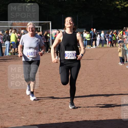 27.09.2026 - 35. Volkslauf durch das schöne Alstertal Strokosch-Dieckow http://msf.ph/oto/10584892 27.09.2026 11:33:43 Ziel 1419, 3158, 3178, 3982 meine-sportfotos.de