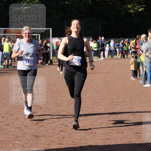 27.09.2026 - 35. Volkslauf durch das schöne Alstertal Strokosch-Dieckow http://msf.ph/oto/10584895 27.09.2026 11:33:43 Ziel 1419, 3158, 3178, 3982 meine-sportfotos.de