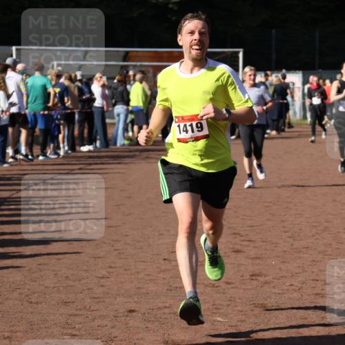 27.09.2026 - 35. Volkslauf durch das schöne Alstertal Strokosch-Dieckow http://msf.ph/oto/10584902 27.09.2026 11:33:39 Ziel 1419, 3158, 3982 meine-sportfotos.de