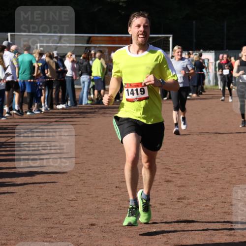 27.09.2026 - 35. Volkslauf durch das schöne Alstertal Strokosch-Dieckow http://msf.ph/oto/10584904 27.09.2026 11:33:39 Ziel 1419, 3158, 3982 meine-sportfotos.de