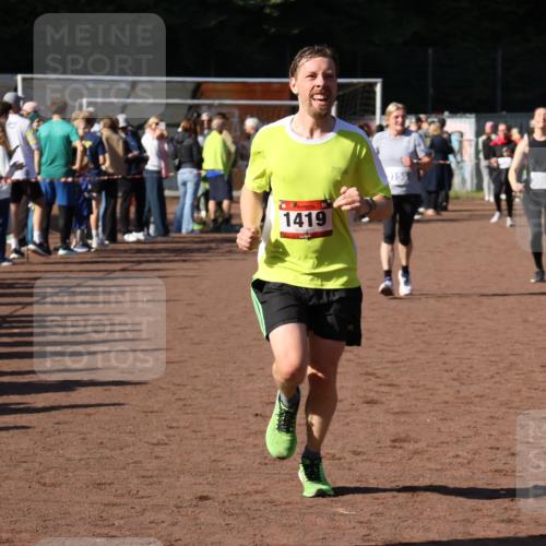 27.09.2026 - 35. Volkslauf durch das schöne Alstertal Strokosch-Dieckow http://msf.ph/oto/10584905 27.09.2026 11:33:39 Ziel 1419, 3158, 3982 meine-sportfotos.de