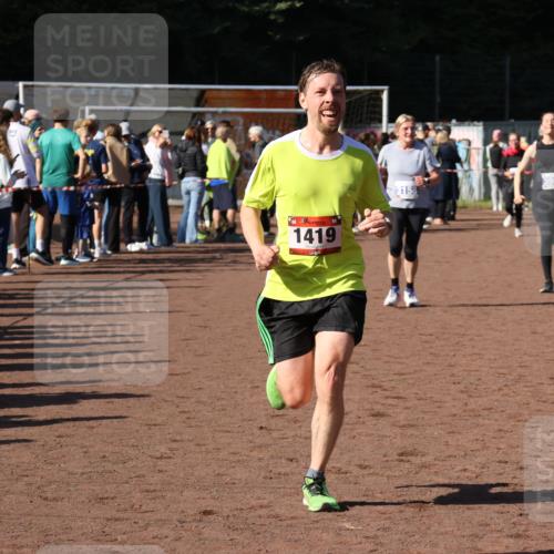 27.09.2026 - 35. Volkslauf durch das schöne Alstertal Strokosch-Dieckow http://msf.ph/oto/10584907 27.09.2026 11:33:39 Ziel 1419, 3158, 3982 meine-sportfotos.de