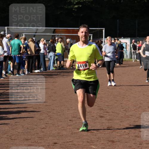 27.09.2026 - 35. Volkslauf durch das schöne Alstertal Strokosch-Dieckow http://msf.ph/oto/10584916 27.09.2026 11:33:39 Ziel 1419, 3158, 3982 meine-sportfotos.de
