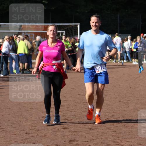 27.09.2026 - 35. Volkslauf durch das schöne Alstertal Strokosch-Dieckow http://msf.ph/oto/10584951 27.09.2026 11:33:14 Ziel 3077, 3078 meine-sportfotos.de